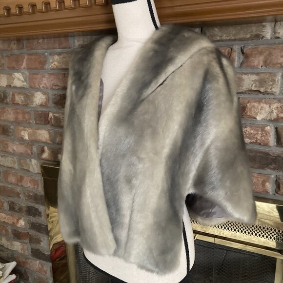 Eliza J Faux Fur Gray Wrap Size XL Shawl - Picture 3 of 10